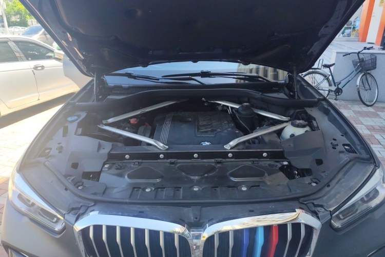 Used BMW X5 2020 xDrive40i Luxury Model with M Sport Package Engine Bay