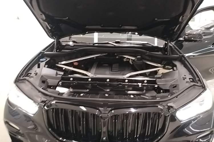 Used BMW X5 2020 xDrive40i Luxury Model with M Sport Package Engine Bay