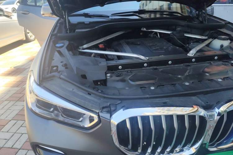Used BMW X5 2020 xDrive40i Luxury Model with M Sport Package Engine Bay Right