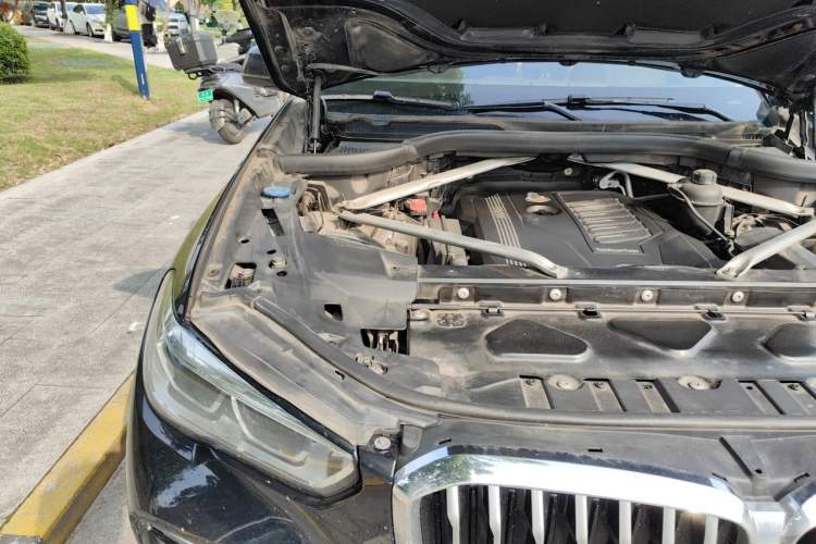 Used BMW X5 2020 xDrive40i Luxury Model with M Sport Package Engine Bay Right