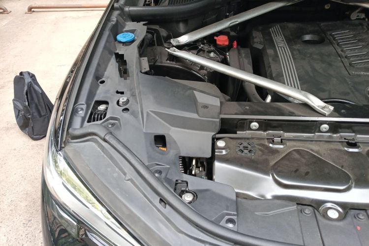 Used BMW X5 2020 xDrive40i M Sport Package Engine Bay Right