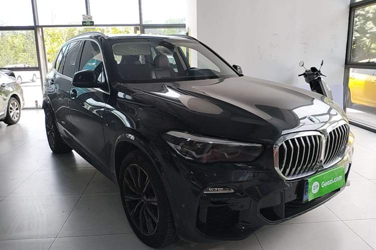 Used BMW X5 2020 xDrive30i M Sport Package Front Right 45 Deg