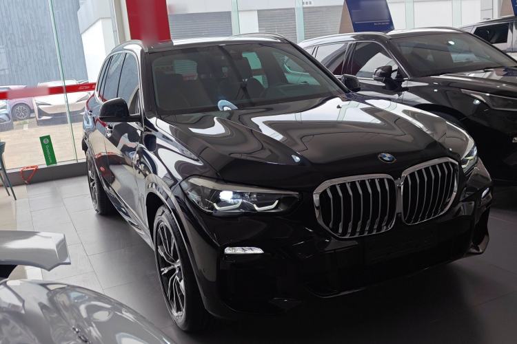 Used BMW X5 2020 xDrive30i M Sport Package Front Right 45 Deg