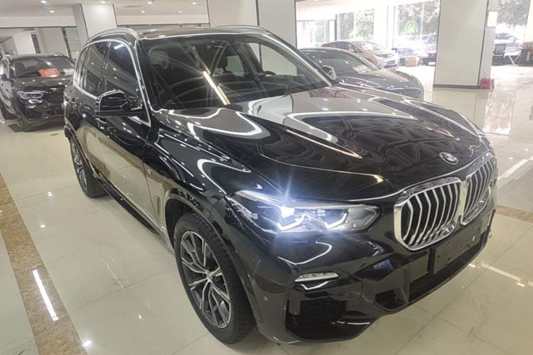 Used BMW X5 2020 xDrive30i M Sport Package Front Right 45 Deg