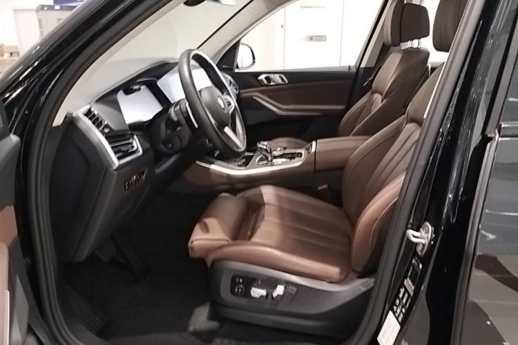 Used BMW X5 2020 xDrive40i Luxury Model with M Sport Package Left Front Seat