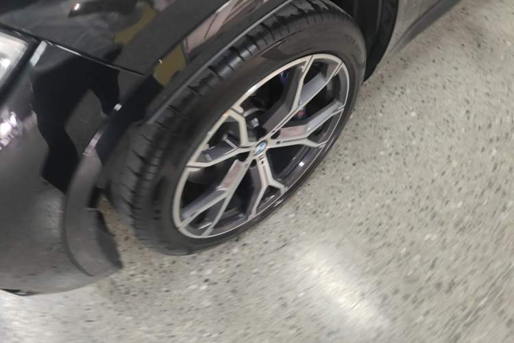 Used BMW X5 2020 xDrive40i Luxury Model with M Sport Package Left Front Wheel Hub