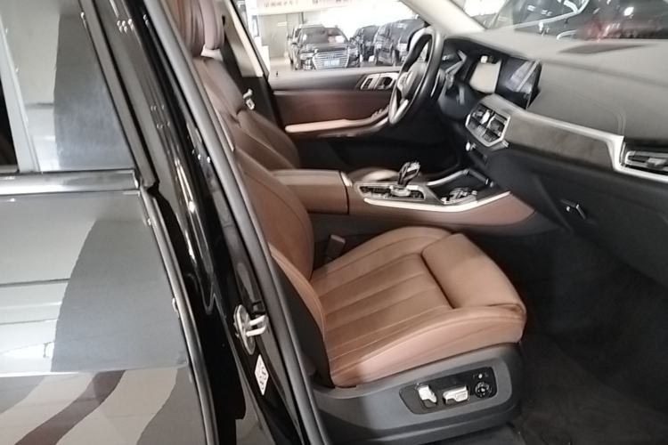 Used BMW X5 2020 xDrive40i Luxury Model with M Sport Package Right Front Seat