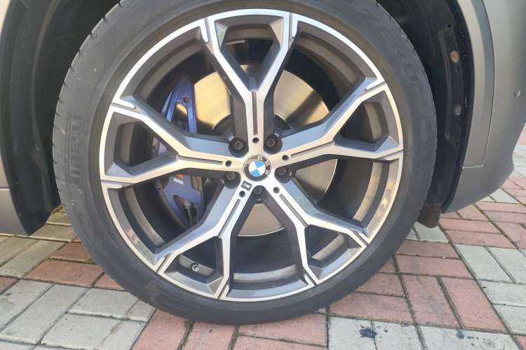 Used BMW X5 2020 xDrive40i Luxury Model with M Sport Package Right Front Wheel Hub