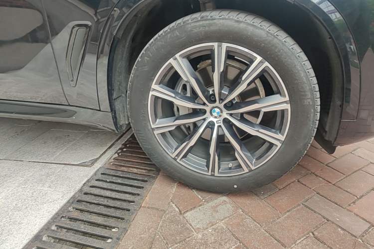 Used BMW X5 2020 xDrive40i M Sport Package Right Front Wheel Hub