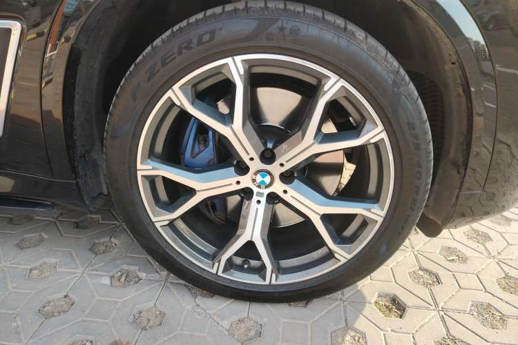 Used BMW X5 2020 xDrive40i Luxury Model with M Sport Package Right Front Wheel Hub