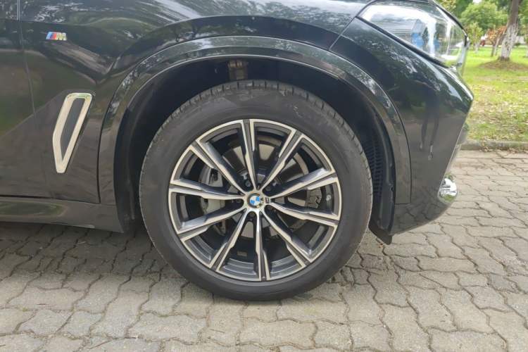 Used BMW X5 2020 xDrive40i M Sport Package Right Front Wheel Hub