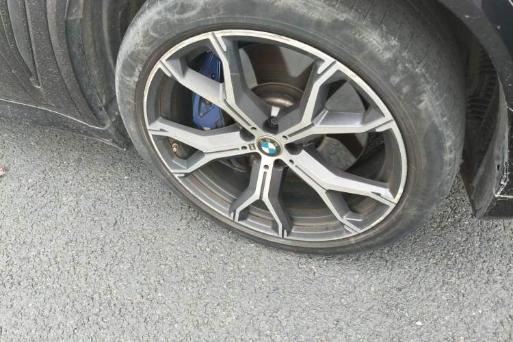 Used BMW X5 2020 xDrive40i Luxury Model with M Sport Package Right Front Wheel Hub