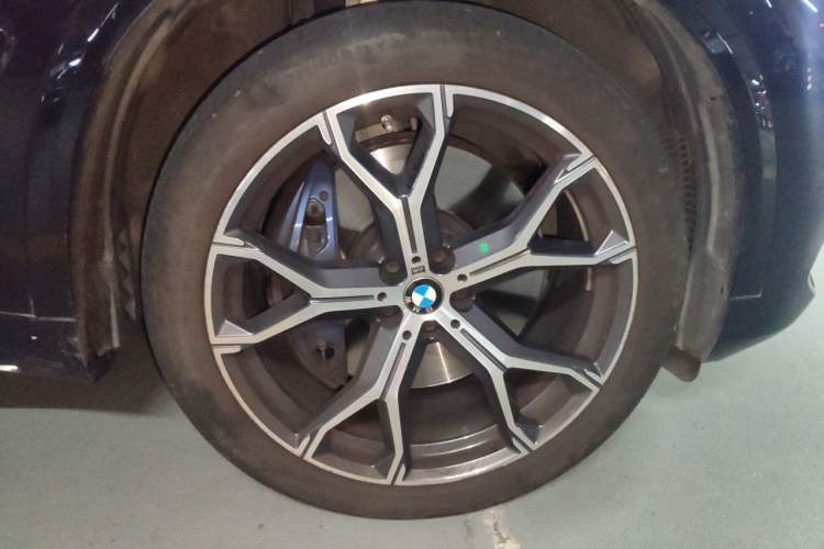 Used BMW X5 2020 xDrive40i Luxury Model with M Sport Package Right Front Wheel Hub