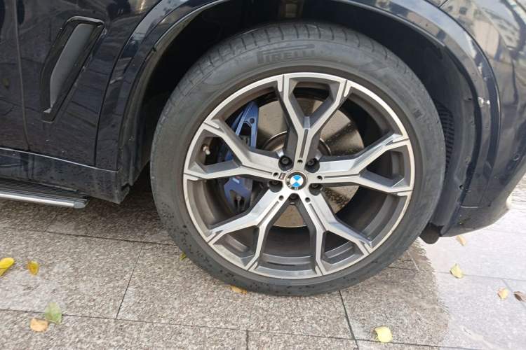 Used BMW X5 2020 xDrive40i Luxury Model with M Sport Package Right Front Wheel Hub