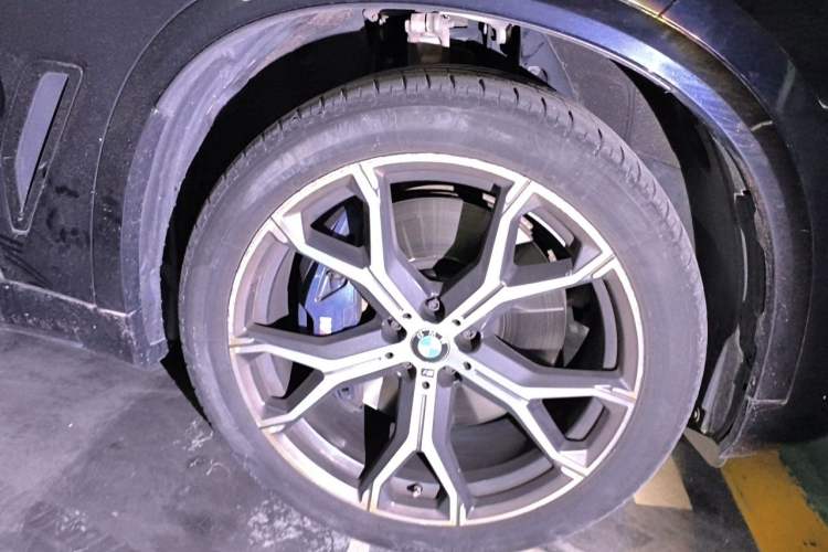 Used BMW X5 2020 xDrive40i Luxury Model with M Sport Package Right Front Wheel Hub