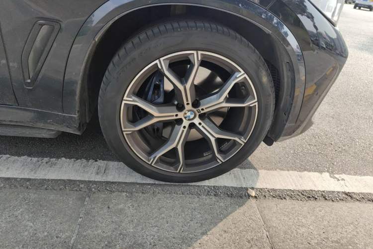 Used BMW X5 2020 xDrive40i Luxury Model with M Sport Package Right Front Wheel Hub