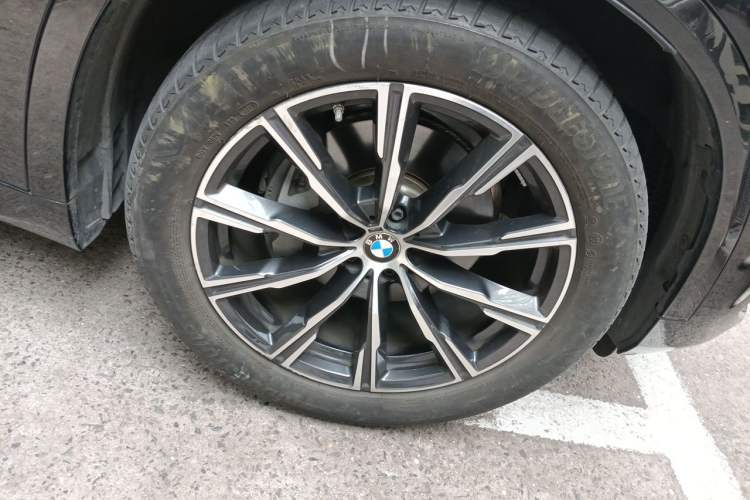 Used BMW X5 2020 xDrive40i M Sport Package Right Front Wheel Hub