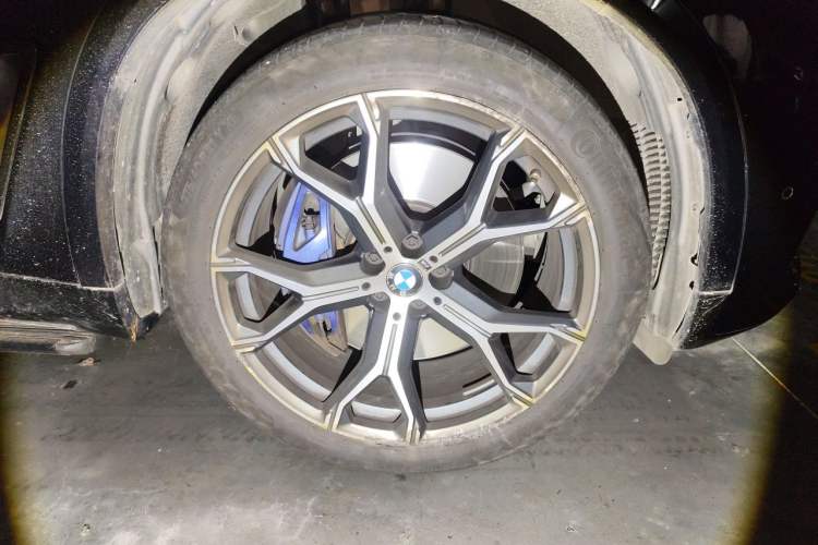 Used BMW X5 2020 xDrive40i Luxury Model with M Sport Package Right Front Wheel Hub