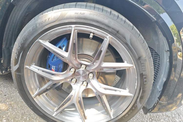 Used BMW X5 2020 xDrive40i Luxury Model with M Sport Package Right Front Wheel Hub