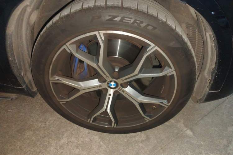 Used BMW X5 2020 xDrive40i Luxury Model with M Sport Package Right Front Wheel Hub