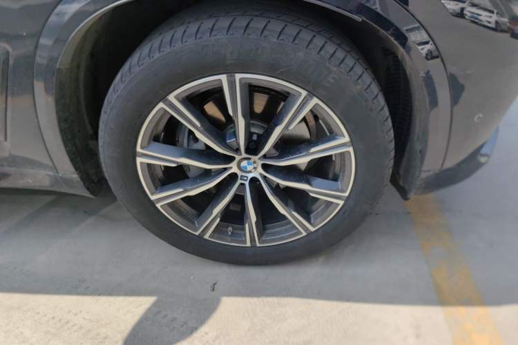 Used BMW X5 2020 xDrive40i M Sport Package Right Front Wheel Hub