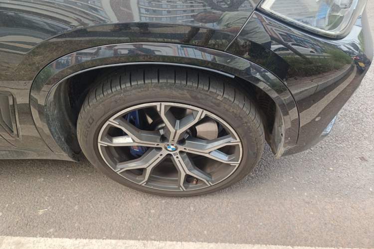Used BMW X5 2020 xDrive40i Luxury Model with M Sport Package Right Front Wheel Hub
