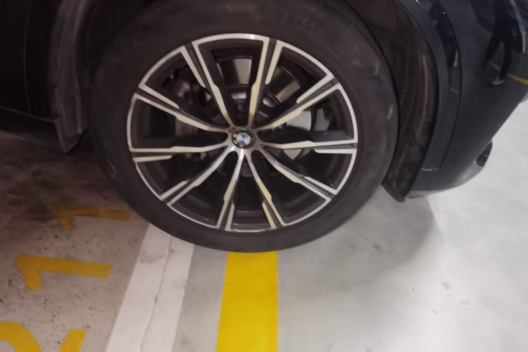 Used BMW X5 2020 xDrive30i M Sport Package Right Front Wheel Hub