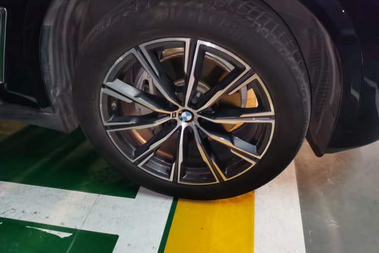 Used BMW X5 2020 xDrive40i M Sport Package Right Front Wheel Hub