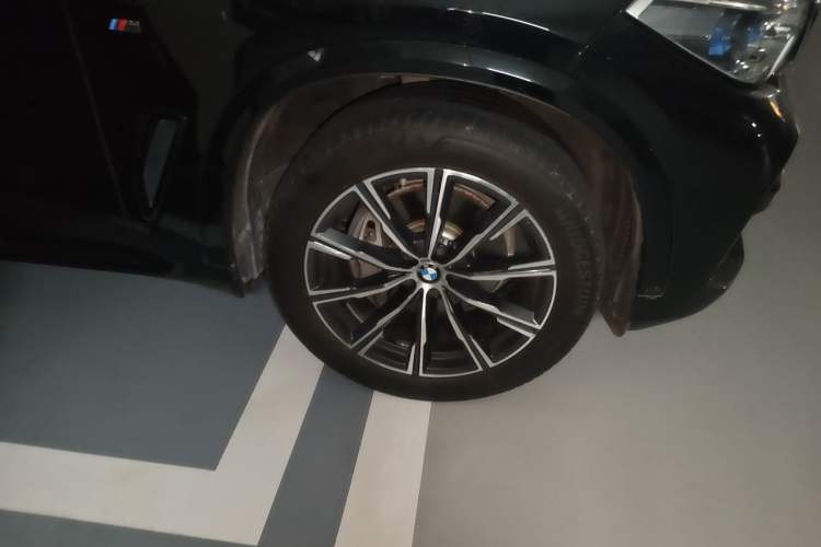 Used BMW X5 2020 xDrive40i M Sport Package Right Front Wheel Hub