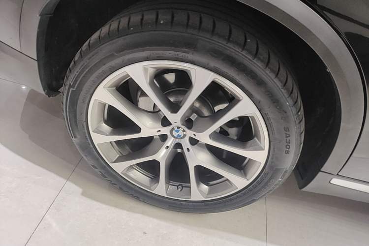 Used BMW X5 2020 xDrive30i X Design Package Right Rear Wheel Hub