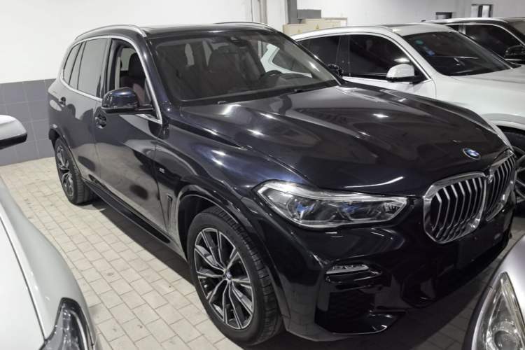 Used BMW X5 2020 xDrive40i M Sport Package Front Right 45 Deg