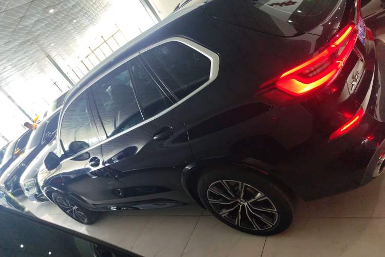 Used BMW X5 2020 xDrive40i M Sport Package Left Side