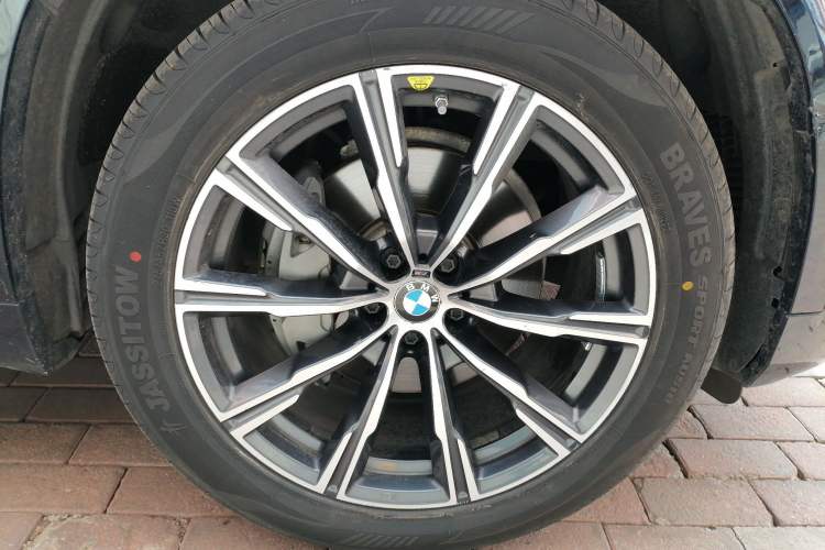 Used BMW X5 2020 xDrive40i Luxury Model with M Sport Package Right Front Wheel Hub