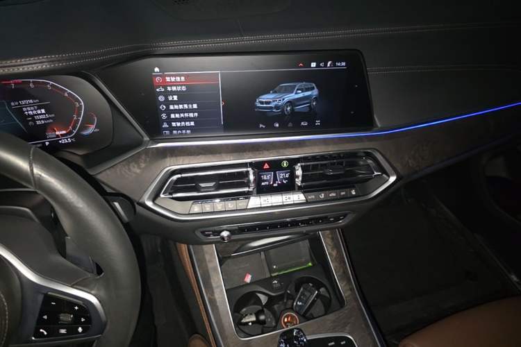 Used BMW X5 2020 xDrive40i Luxury Model with M Sport Package Audio And AC Panel
