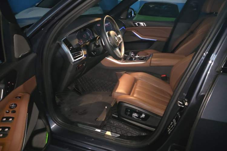 Used BMW X5 2020 xDrive40i Luxury Model with M Sport Package Left Front Seat