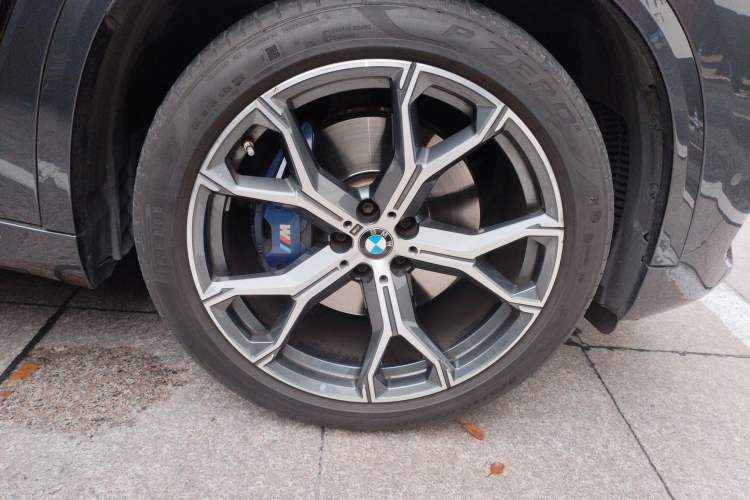 Used BMW X5 2020 xDrive40i Luxury Model with M Sport Package Right Front Wheel Hub