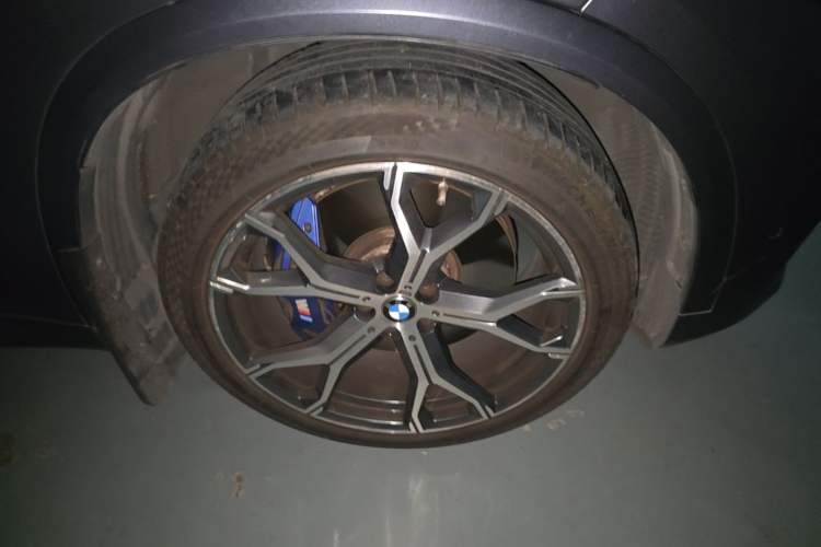 Used BMW X5 2020 xDrive40i Luxury Model with M Sport Package Right Front Wheel Hub