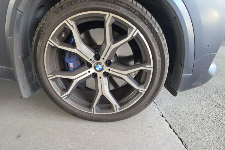 Used BMW X5 2020 xDrive40i Luxury Model with M Sport Package Right Front Wheel Hub