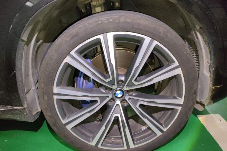 Used BMW X5 2020 xDrive30i M Sport Package Right Front Wheel Hub