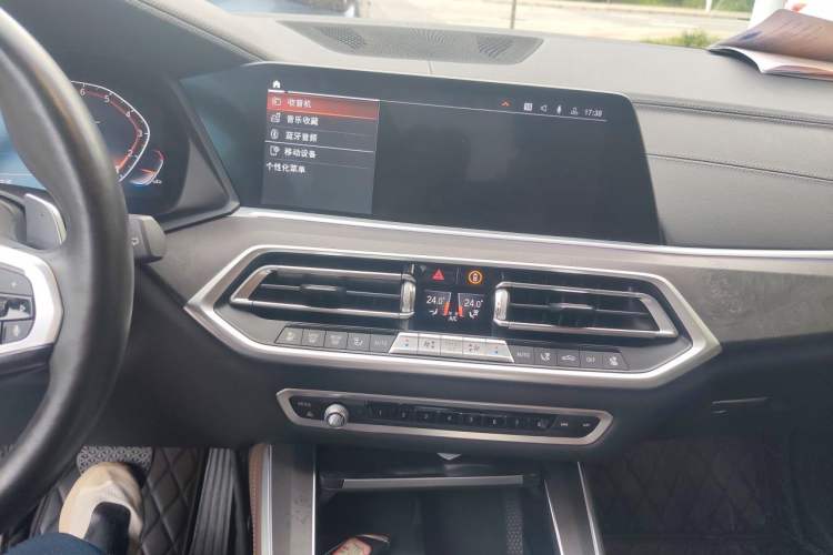 Used BMW X5 2020 xDrive40i Luxury Model with M Sport Package Audio And AC Panel