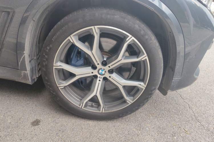 Used BMW X5 2020 xDrive40i Luxury Model with M Sport Package Right Front Wheel Hub