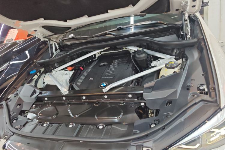 Used BMW X5 2020 xDrive40i XLine U.S. specification Engine Bay