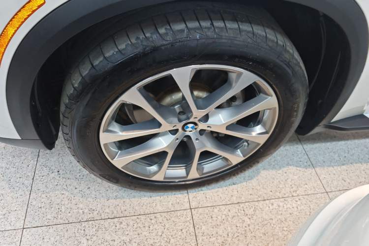 Used BMW X5 2020 xDrive40i XLine U.S. specification Left Front Wheel Hub
