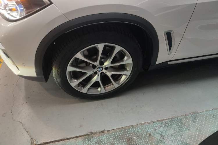 Used BMW X5 2020 xDrive30i X Design Package Left Front Wheel Hub
