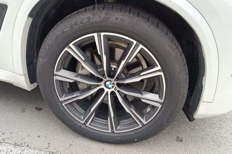 Used BMW X5 2020 xDrive40i M Sport Package Right Front Wheel Hub