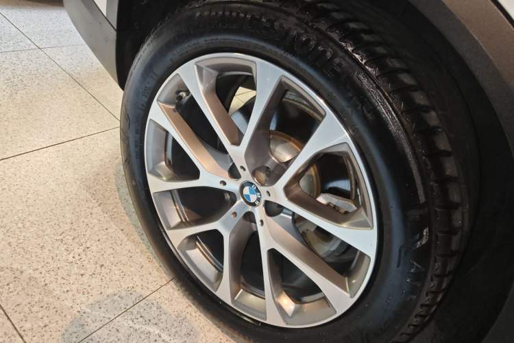 Used BMW X5 2020 xDrive40i XLine U.S. specification Right Rear Wheel Hub