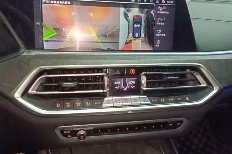 Used BMW X5 2021 xDrive40i Luxury Model with M Sport Package Audio And AC Panel