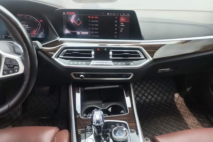 Used BMW X5 2021 xDrive40i Luxury Model with M Sport Package Audio And AC Panel
