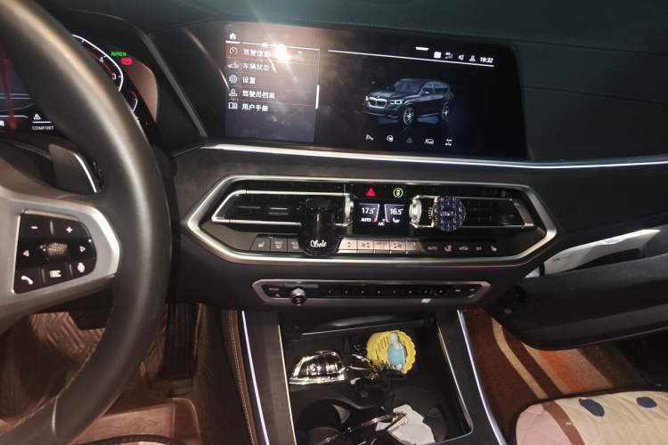 Used BMW X5 2021 xDrive40i Luxury Model with M Sport Package Audio And AC Panel