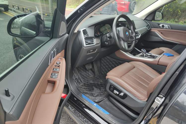 Used BMW X5 2021 xDrive40i Luxury Model with M Sport Package Driver Seat